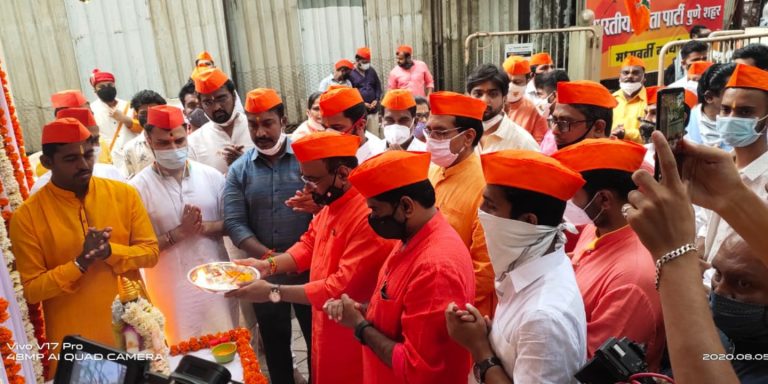 श्रीराम पूजन,आरती,पेढ़े वाटप भाजपा कार्यालयात जल्लोष