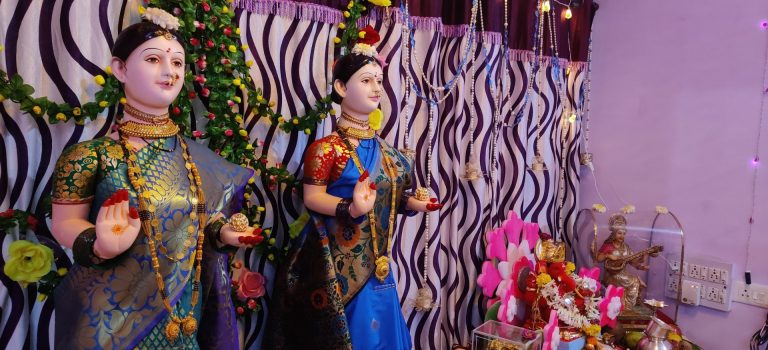 परंपरा राखत गौरायांचे घरोघरी आगमन