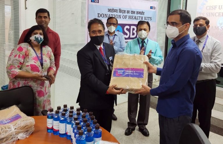स्टेट बँकेकडून ‘सीआयएसएफ’ला पीपीई किटचे वाटप