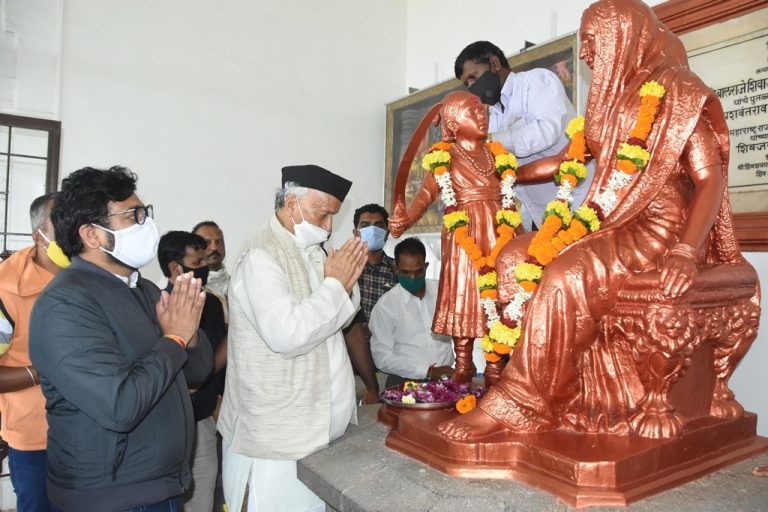 किल्ले शिवनेरीला राज्यपालांची भेट; पायी फिरून केली गडाची पाहणी