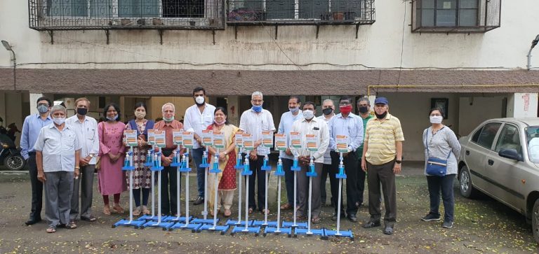 आ.चंद्रकांतदादा पाटील यांच्या वतीने हॅंड्स फ्री सॅनिटायझर यंत्र भेट देण्याचा कार्यक्रम संपन्न.