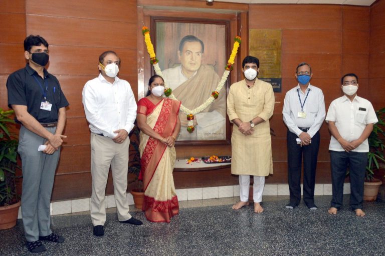 राजीव गांधी यांना महापौरांकडून अभिवादन