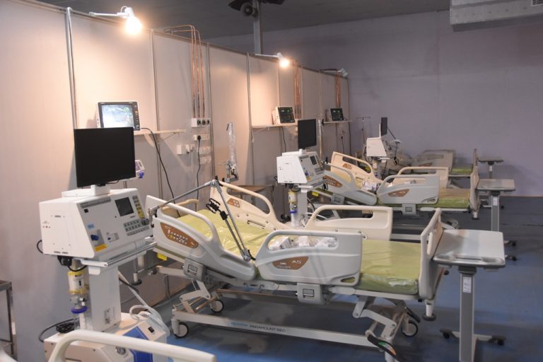 जम्बो कोविड रुग्णालयाची  पाहणी