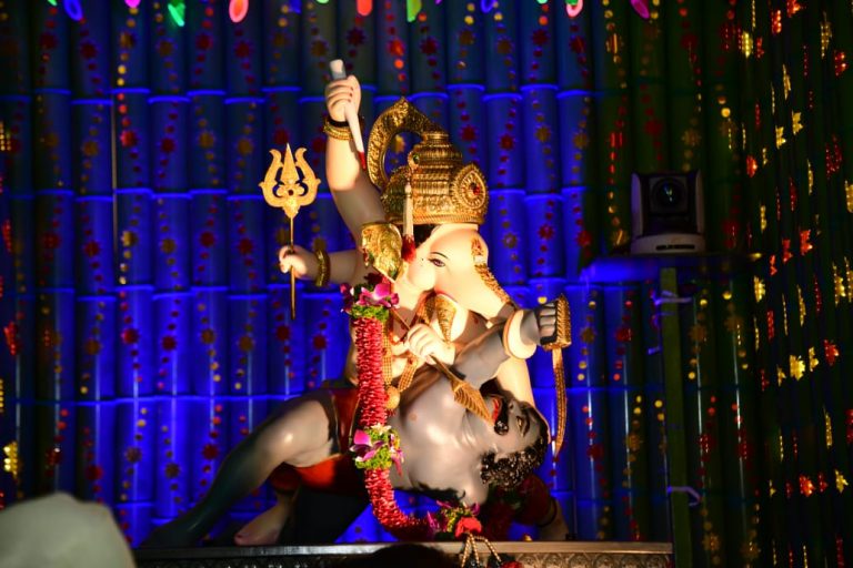 ‘श्री गणेश रत्न रथा’तून ‘श्रीमंत भाऊसाहेब रंगारी बाप्पाची विसर्जन मिरवणूक सायंकाळी सहा वाजता टिळक पुतळा येथून