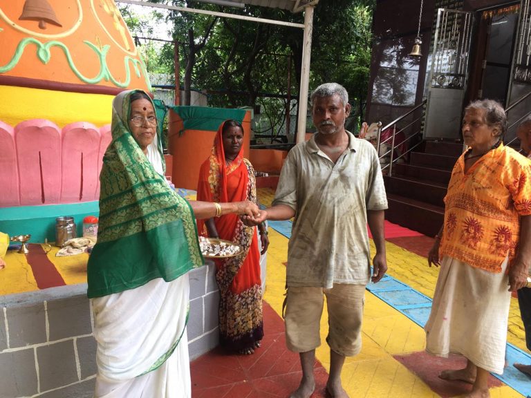 हिंजवडीच्या राम मंदिरात खिरापत वाटप : भंगार वेचणाऱ्या बाळू मावशींचा उपक्रम