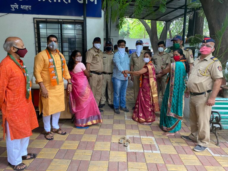 डॉक्टर,शासकीय कर्मचारी ,पोलिसांना राख्या बांधून राखी पौर्णिमा साजरी