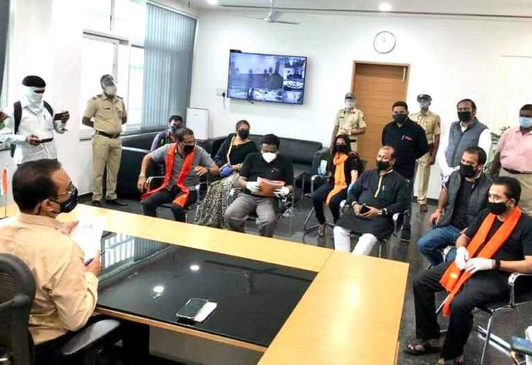 पुणे जिल्हाधिकारी कार्यालयासमोर मराठा क्रांती मोर्चाचे आंदोलन(व्हिडीओ)