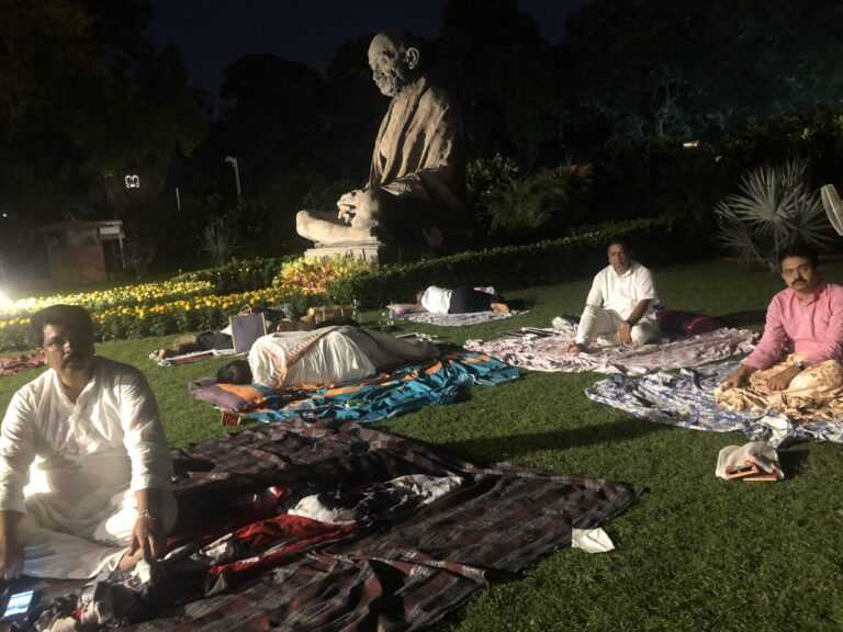 राजीव सातव यांनी वाढदिवसाची रात्र काढली संसदेच्या आवारात