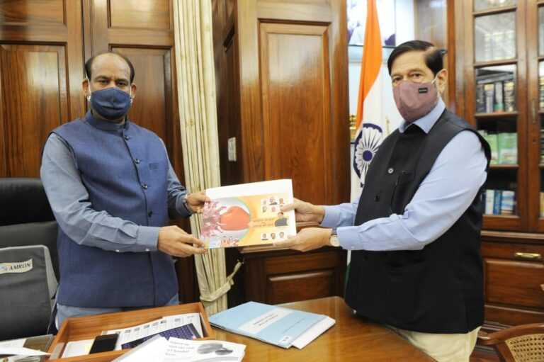 लोकसभा अध्यक्षांच्या हस्ते खा.गिरीश बापट यांनी कोरोना काळात केलेल्या कार्य अहवालचे प्रकाशन