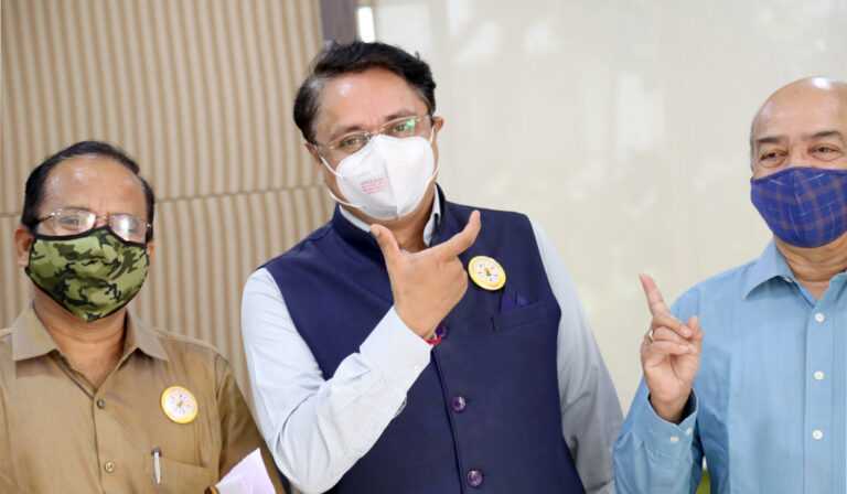 लॉकडाऊन’मुळे कंटाळलेल्या ज्येष्ठांमध्ये नवचैतन्य जागवणारा अनोखा हास्ययोग