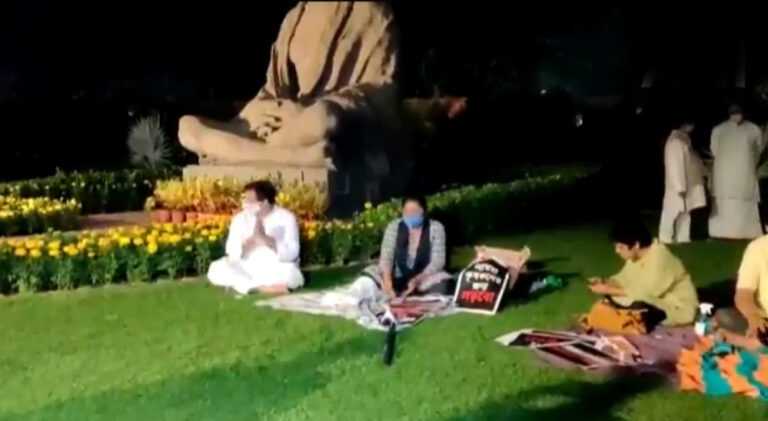 आठ निलंबित खासदारांचं संसद परिसरात रात्रभर धरणे आंदोलन