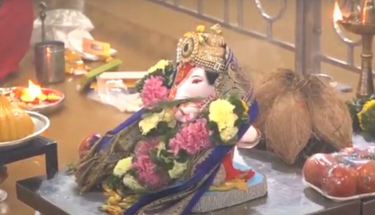 ‘दगडूशेठ’ च्या श्रीं चे मुख्य मंदिरामध्ये गणेश कुंडामध्ये विसर्जन