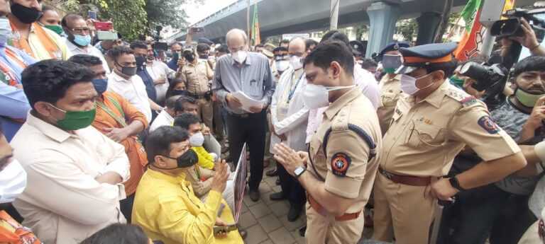 सायन रुग्णालयाबाहेर ठिय्या आंदोलन-