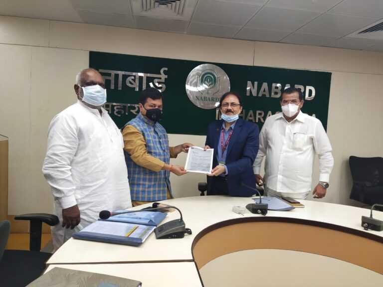 गृहनिर्माण संस्थाच्या स्वयं पुनर्विकास योजनेवरील आर्थिक निर्बंध उठविण्याची केली मागणी