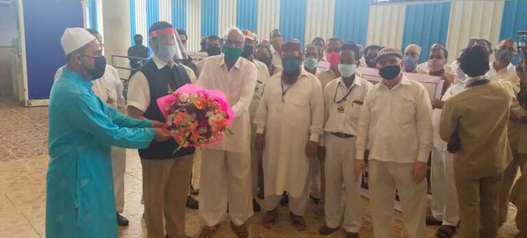 विमानतळावरील रिक्षासेवेला मुदतवाढ :चालकांकडून खा.बापटांचे जंगी स्वागत