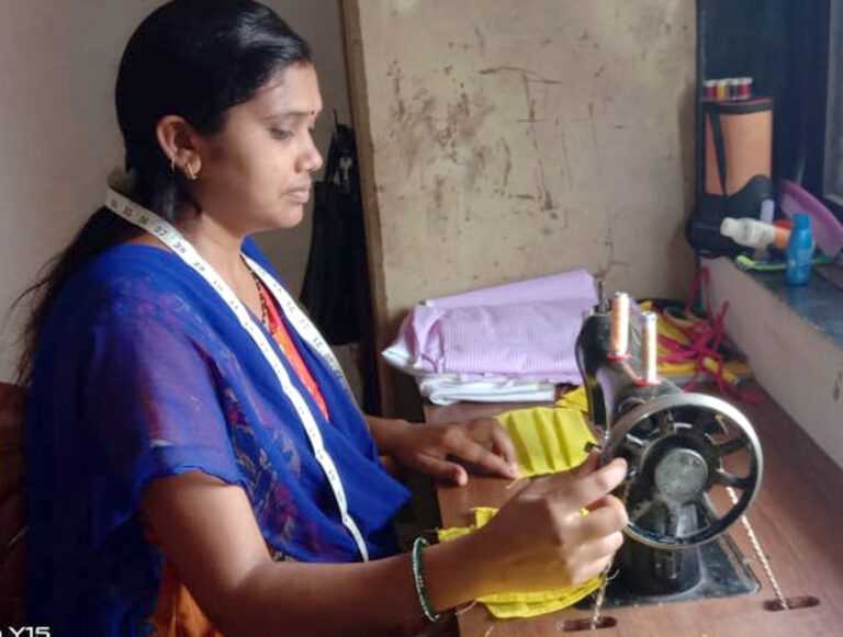 मास्क निर्मितीतून महिला होताहेत स्वयंपूर्ण
