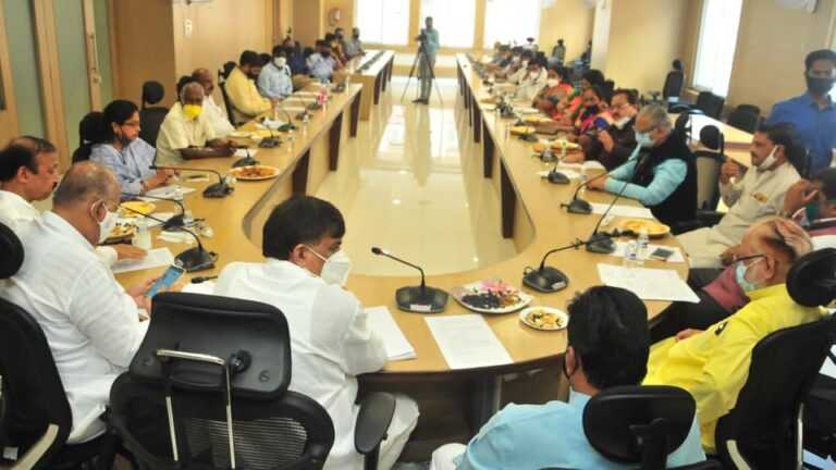 रविवारी महापालिकेत झाली कॉंग्रेसची गोपनीय बैठक : अरविंद शिंदे ,अजित दरेकर अनुपस्थित (व्हिडीओ )