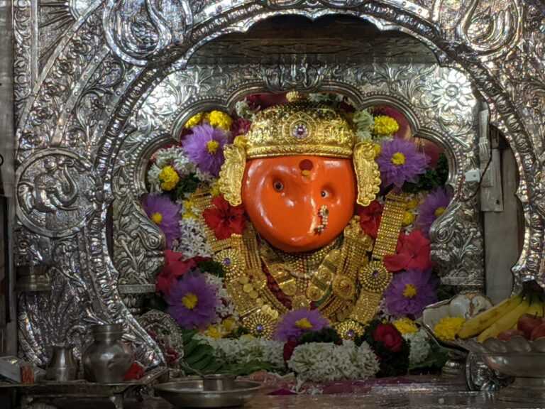 चतुःश्रृंगी देवीच्या मंदिरात पारंपरिक पद्धतीने  घटस्थापना