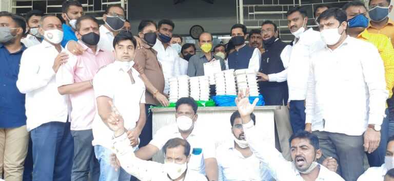 पैसे नाही म्हणून कोरोना योद्ध्यांचे जेवण बंद केल्याचा आरोप –  भाजपचे ससून रुग्णालयात आंदोलन