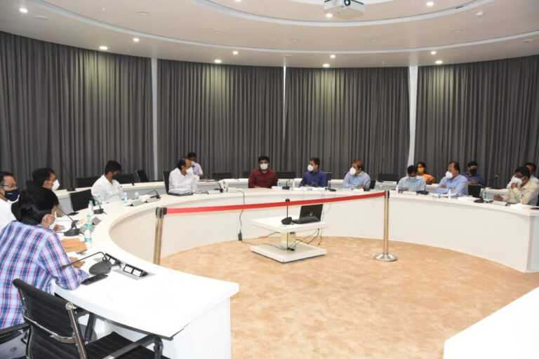 मेट्रो प्रकल्पामुळे बाधित झोपडीधारकांना विश्वासात घेऊन पुनर्वसनाचा प्रश्न मार्गी लावा