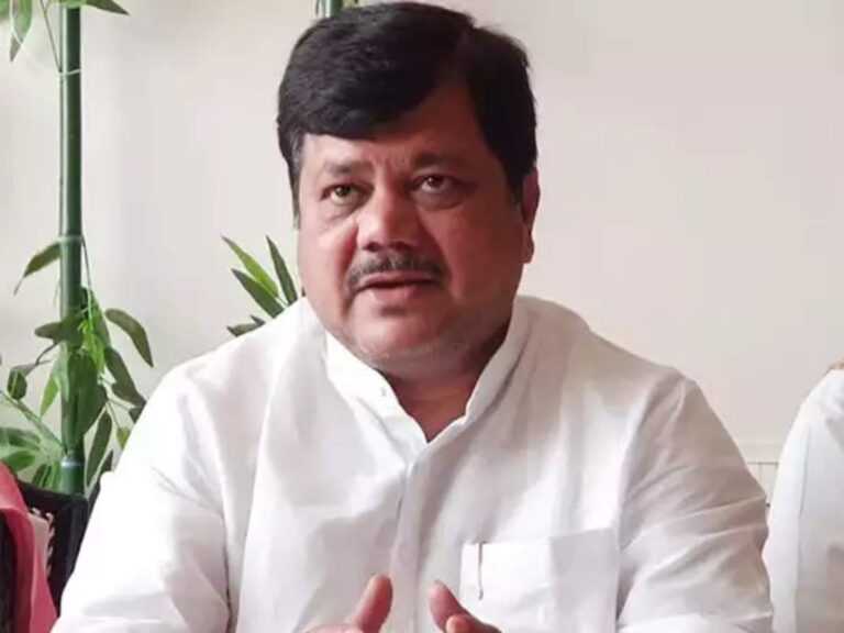 मुख्यमंत्र्याचा फेसबुक संवाद म्हणजे बोलबच्चनगीरी … कृती मात्र नाही-विरोधी पक्ष नेते प्रविण दरेकर