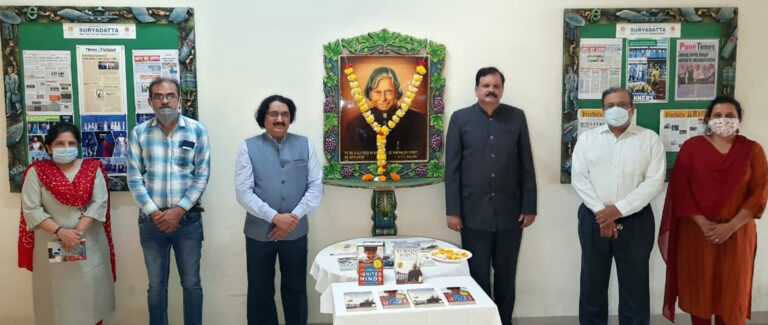 पुस्तक वाचनातून डॉ. अब्दुल कलामांना अभिवादन