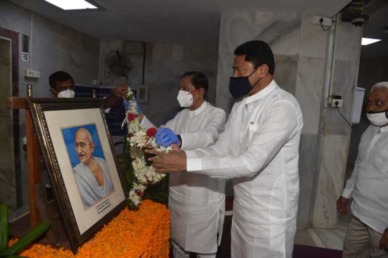 महात्मा गांधी यांच्या जयंती निमित्त विधानभवनात अभिवादन