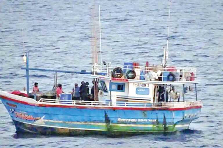 पाकिस्तानातून आलेल्या बोटीत सापडले 100 किलो हेरोइन आणि 5 पिस्तुल, 6 जण ताब्यात