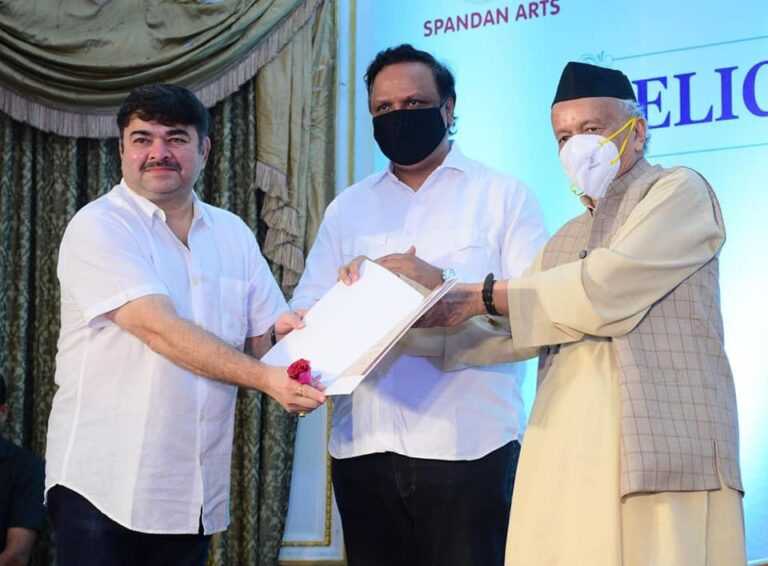 कोरोना काळात पडद्यामागील कलाकारांना मदत केल्याबद्दल प्रशांत दामले यांचा राज्यपालांच्या हस्ते सन्मान