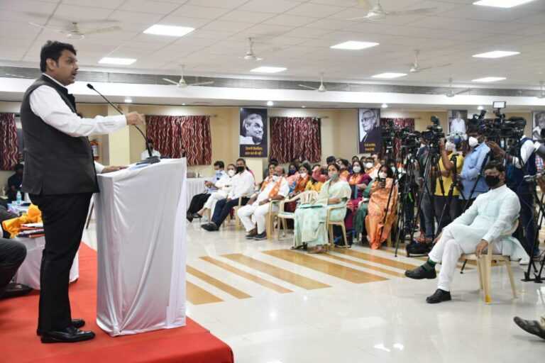 “राजाचा जीव पोपटात तसा काहींचा जीव मुंबई महापालिकेत”- देवेंद्र फडणवीसांनी दिला इशारा …