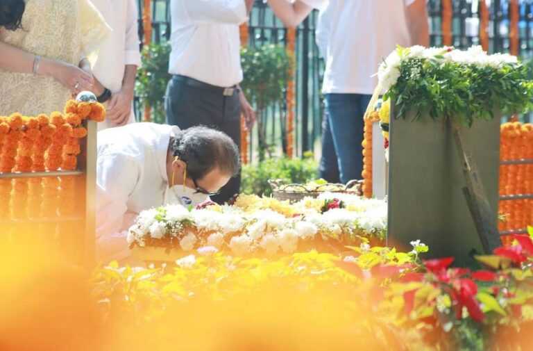 शिवसेनाप्रमुख बाळासाहेब ठाकरेंचा आठवा स्मृतीदिन:स्मृतीस्थळावर अभिवादन
