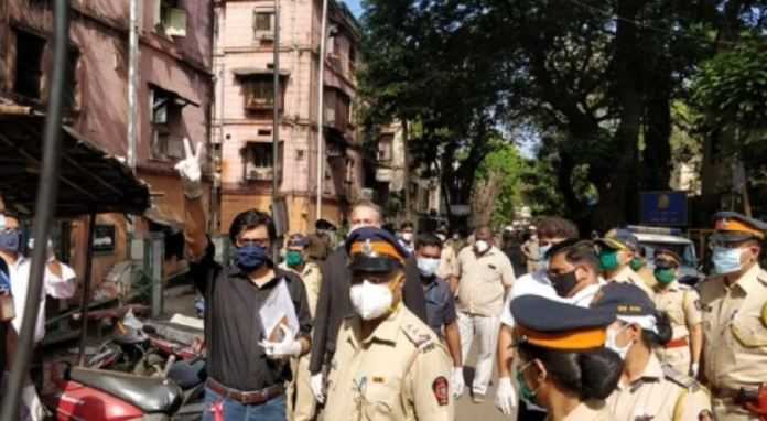 पोलिसांनी मारहाण केल्याचे अर्णबने सांगितले धावत्या पोलीस व्हॅन मधून …