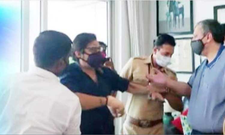 अर्णब गोस्वामीला २०१८ मधील  एका आत्महत्येच्या प्रकरणात महाराष्ट्र पोलिसांकडून धक्काबुक्की करत  अटक;त्यानंतर राजकीय ट्विटर वॉर सुरु