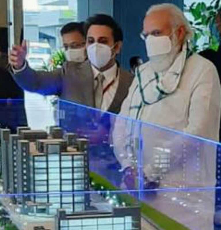 प्रधानमंत्री नरेंद्र मोदी यांनी दिली सीरम इन्स्टिट्यूट ऑफ इंडियाला भेट