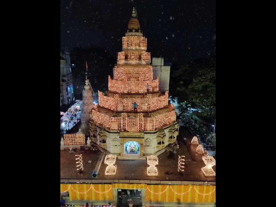 त्रिपुरारी पौर्णिमेनिमित्त ५१ हजार दिव्यांच्या प्रकाशाने उजळले 'दगडूशेठ' गणपती मंदिर( व्हिडीओ)