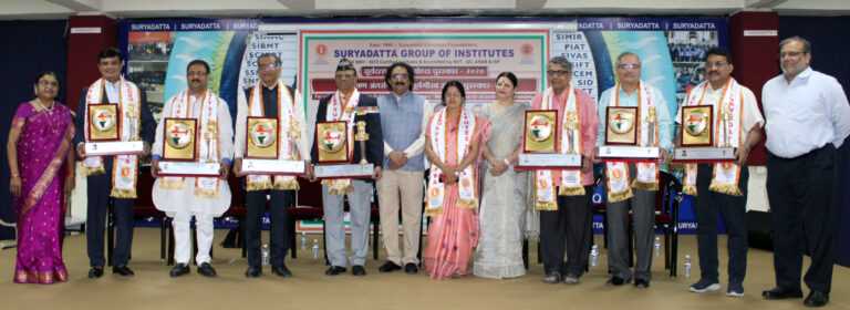 प्रा. मेधा कुलकर्णी; डॉ. दत्तात्रय शेकटकर, नरेंद्र भंडारी यांना’सूर्यभूषण आंतरराष्ट्रीय पुरस्कार’ प्रदान