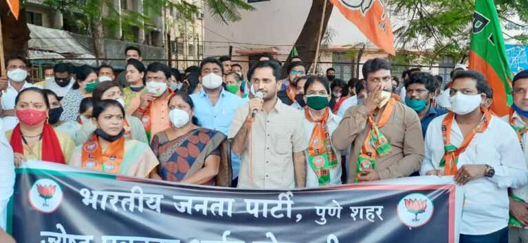 अवैध मार्गाने  अर्णबला अटक ;पुण्यात भाजपची निदर्शने