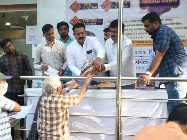 आ.चंद्रकांत पाटील यांच्या तर्फे कोथरुडकरांना नाममात्र दरात दिवाळी फराळ उपलब्ध