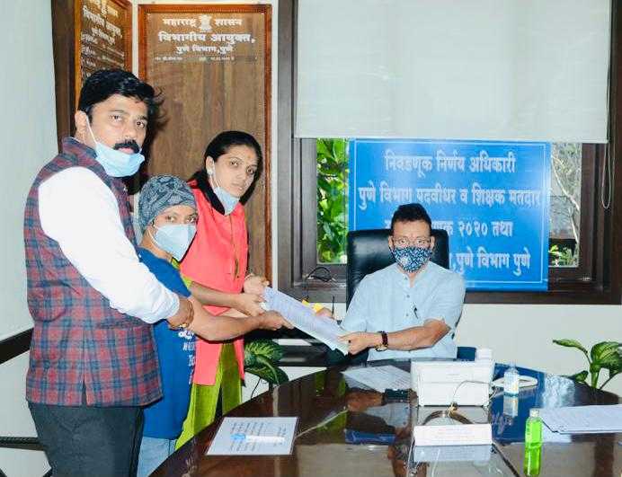 बेरोजगार तरुणीचे पालकत्व  स्वीकारत मनसे उमेदवार रुपाली पाटील यांनी भरला उमेदवारी अर्ज