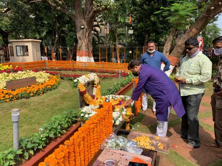 विरोधी पक्ष नेते प्रविण दरेकर यांनी केले शिवसेनाप्रमुखांच्या स्मृतींना वंदन