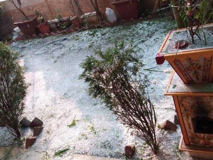 राजस्थान मध्ये घरांच्या छतावर पसरली बर्फाची चादर-अचानक बदलले वातावरण