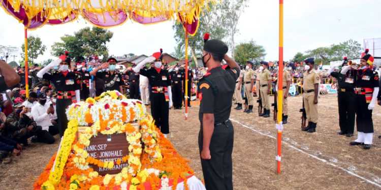 शहीद जवान ऋषीकेश जोंधळे यांच्या पार्थिवावर लष्करी इतमामात बहिरेवाडी येथे अंत्यसंस्कार