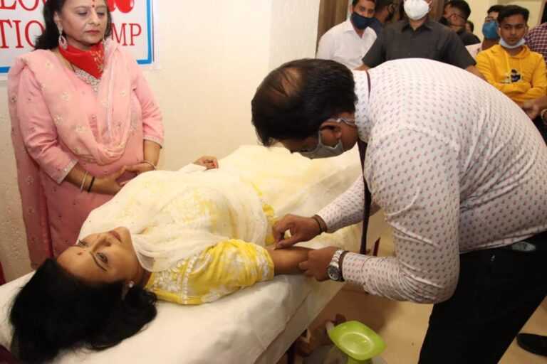 अमृता देवेंद्र फडणवीस यांनी केले रक्तदान