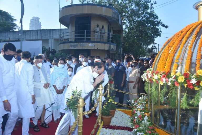 महापरिनिर्वाणदिनानिमित्त डॉ. बाबासाहेबांना उपमुख्यमंत्री अजित पवार यांचे अभिवादन