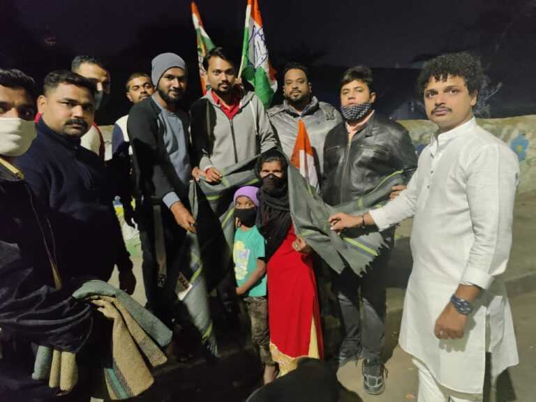 सोनिया गांधी यांच्या वाढदिवसानिमित्त गरजू लोकांना ब्लँकेट वाटप