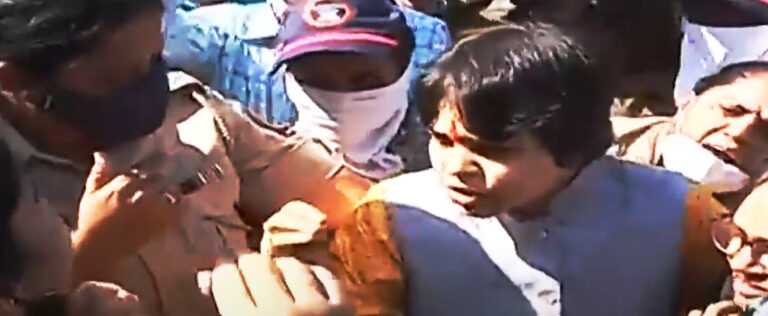 तृप्ती देसाई यांना शिर्डीत जाण्यापूर्वीच पोलिसांनी अडवून ताब्यात घेताच शिर्डीत फटाके फोडून आनंदोत्सव …