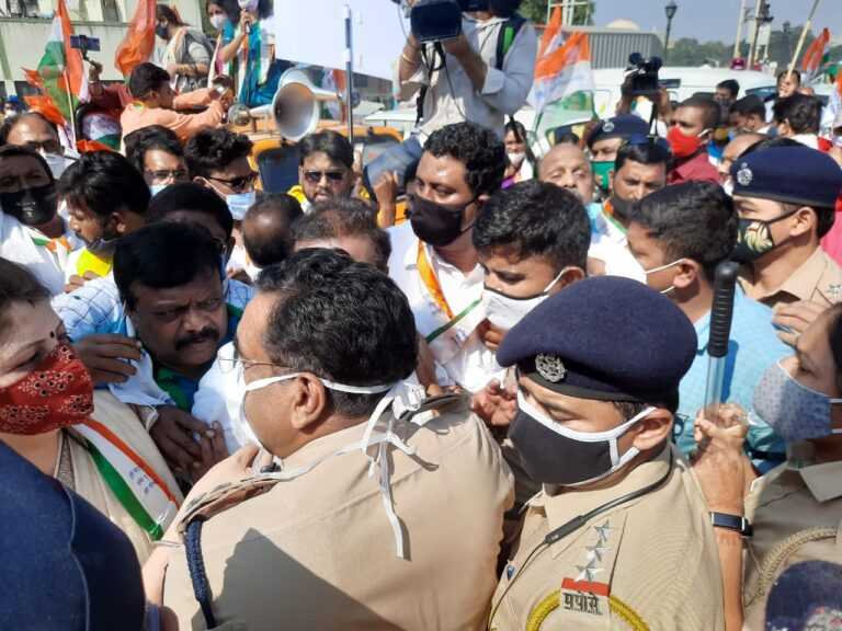 ओबीसी आंदोलनाचं पहा पुण्यात काय झालं,कॉंग्रेस, राष्ट्रवादीच्या नेत्यांनाच पोलीसांनी गाडीत घालून नेलं