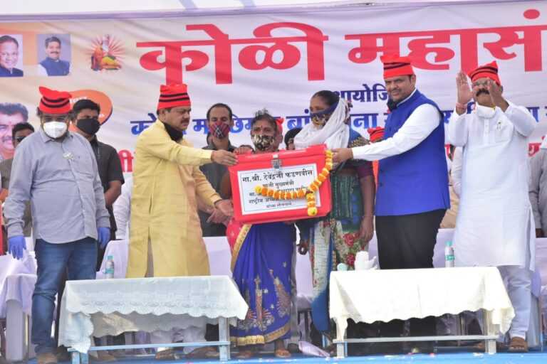 अलिबाग मध्ये गरजू कोळी मच्छिमार बांधवाना आर्थिक मदत व साहित्याचे वाटप