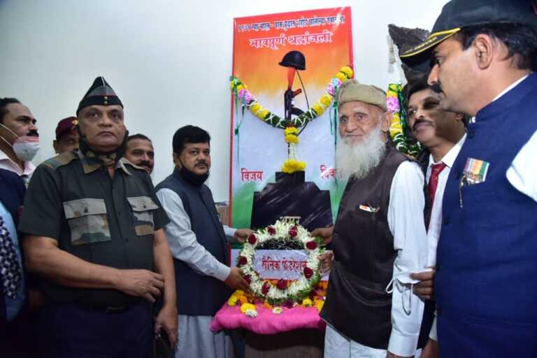 ४९ वा विजय दिनाच्या निमित्ताने विरोधी पक्ष नेते प्रविण दरेकर यांच्या हस्ते निवृत्त सैनिकांचा सन्मान