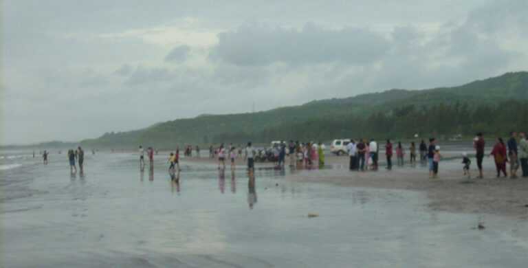 आंजर्ले समुद्रकिनारी पुण्यातील तिघांचा  बुडून मृत्यू